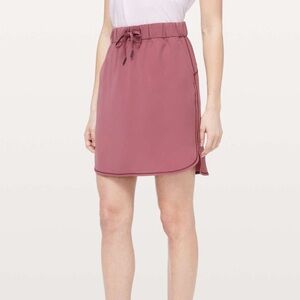 Lululemon On The Fly Skirt *Woven
Misty Merlot size 4, wrinkle free.